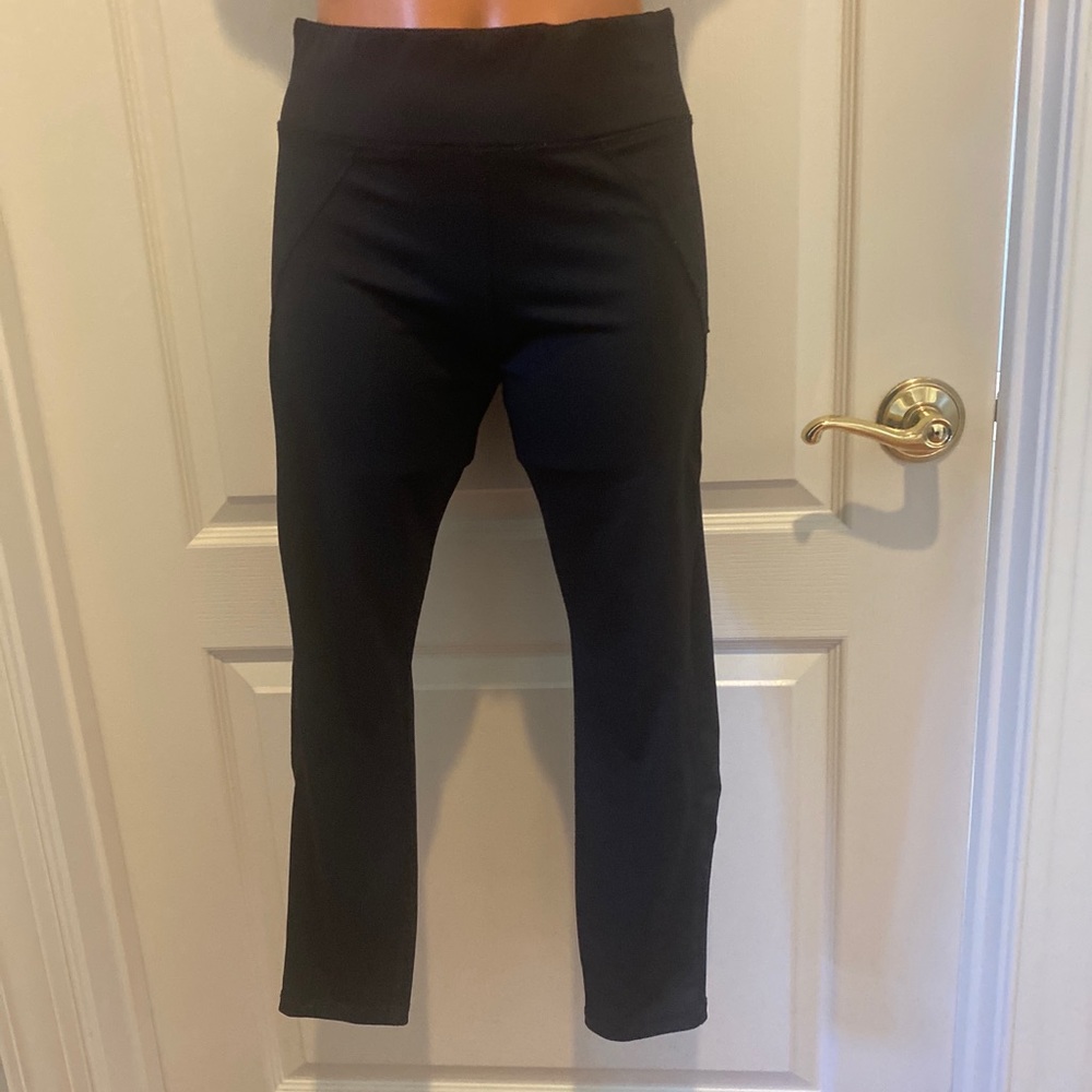 FOREVER 21 Capri Cropped Legging Black Size S 
Workout pants